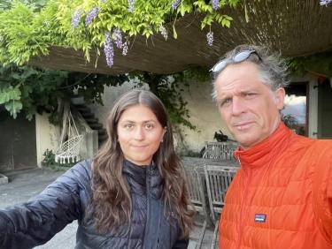 On file au restau avec la petite doudoune, fait pas tant chaud ! 