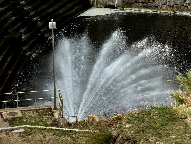 Jeu d&apos;eau (depuis la rive droite)