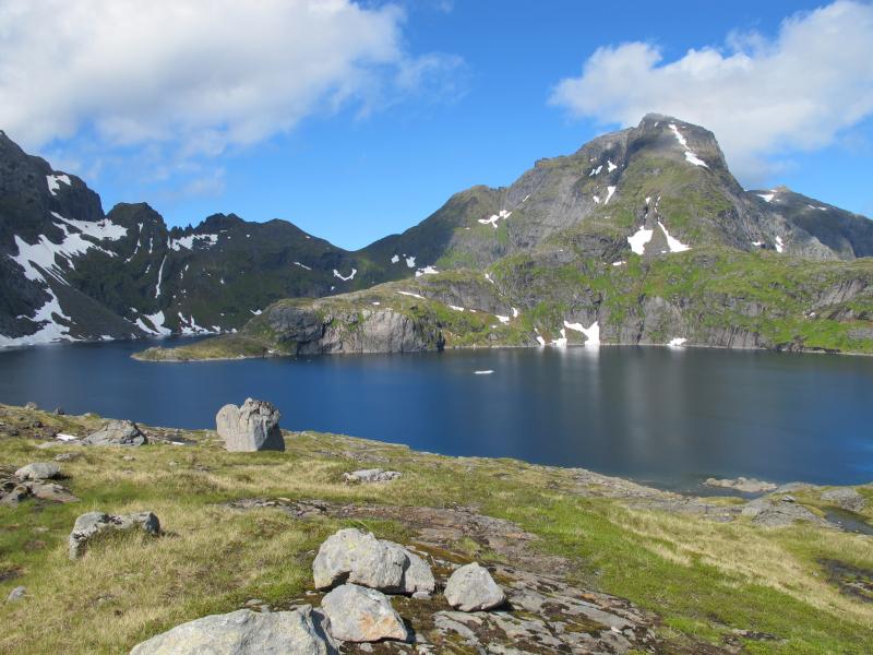 Krokvatnet, Hermannsdalstinden
