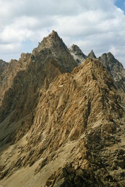 L'Aiguille du Chambeyron, tout prÃ¨s, depuis le sommet du Brec