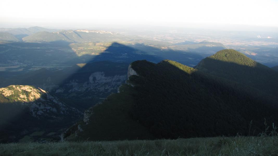 L'ombre de la montagne projetée vers le sud.