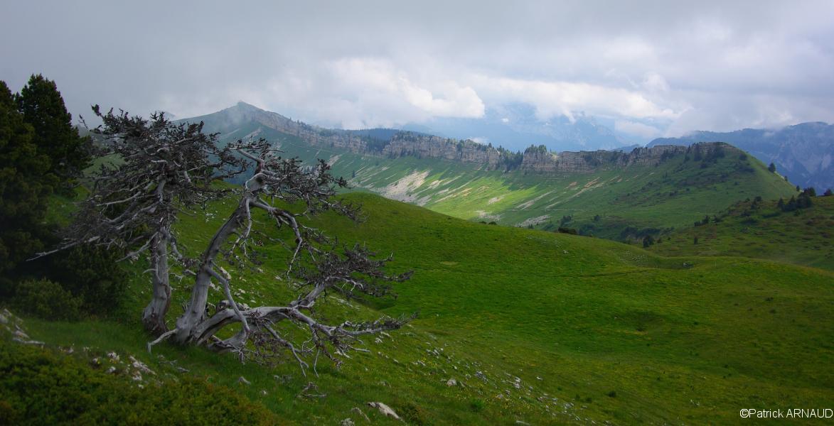 La barre de rochers à l'est d'Hurtières