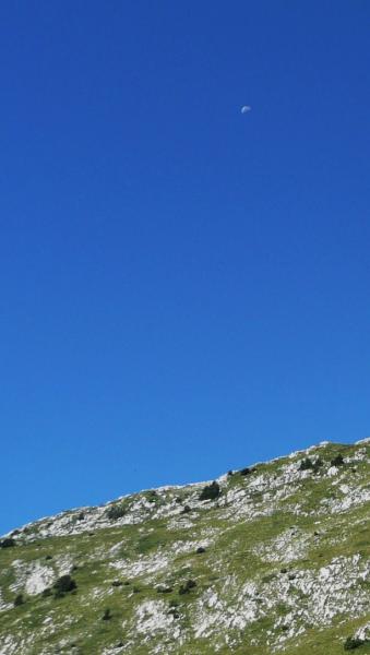 La lune se prend pour un parapente! (faut agrandir