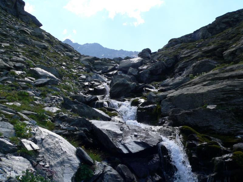 La montée à côté du ruisseau