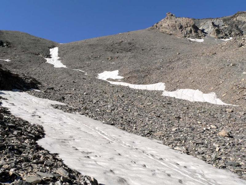 La montée raide dans les pierriers