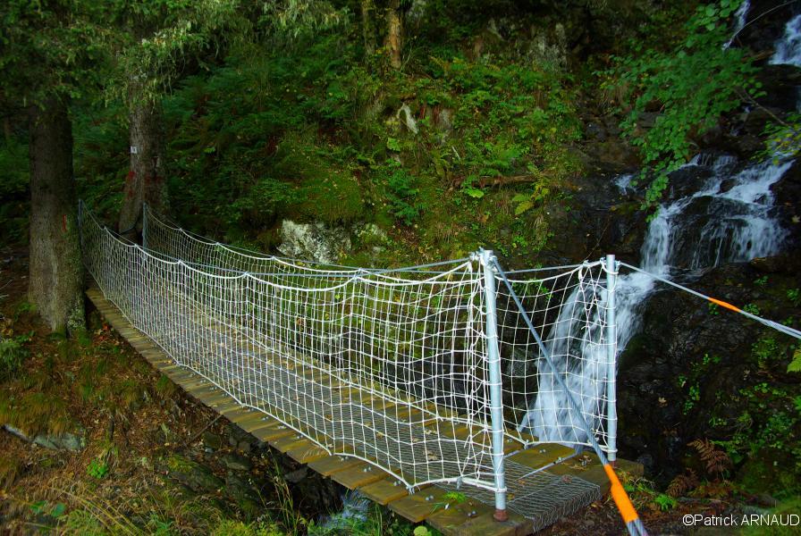 La passerelle sur le ruisseau du Mercier