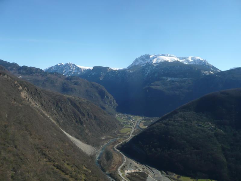La sombre vallée de la Romanche sous le Taillefer