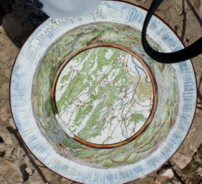 La table d'orientation du sommet
