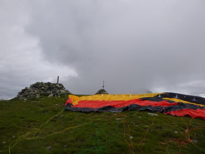 La voile est étalée tout en haut