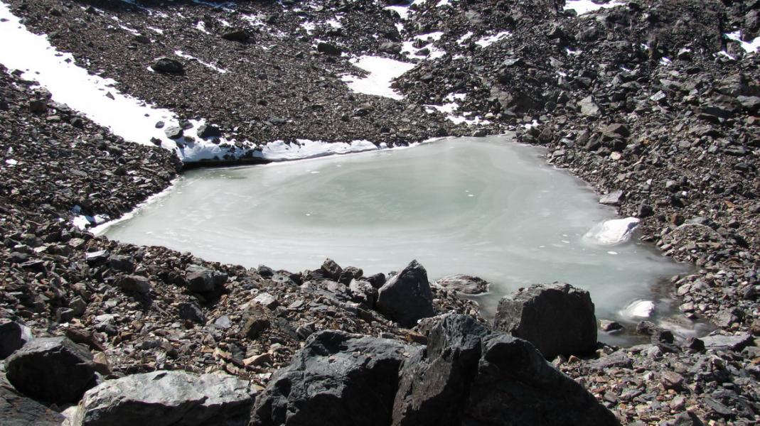 Lac gelé au dessus du verrou