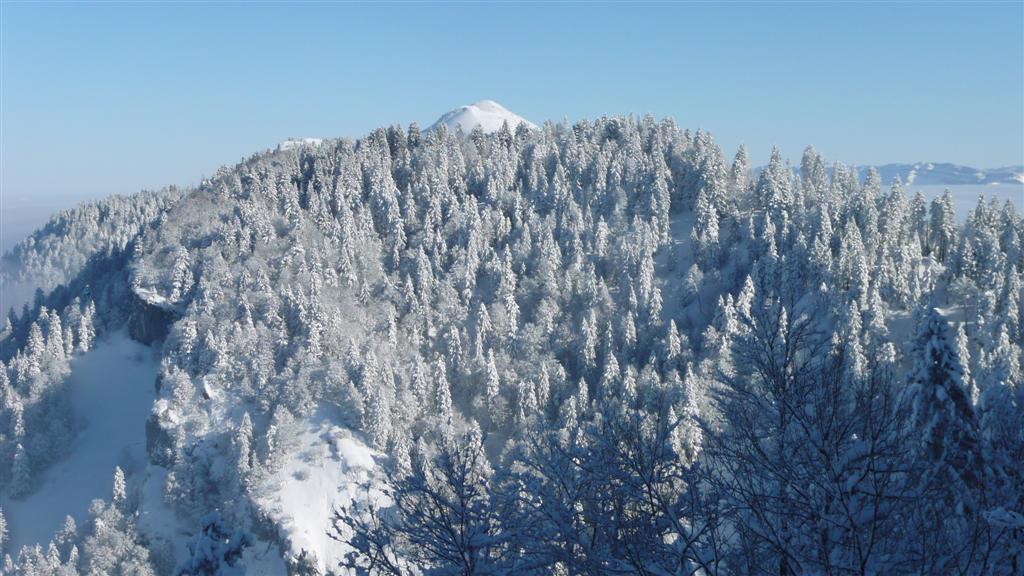 Le Charmant Som apparait au dessus de la foret