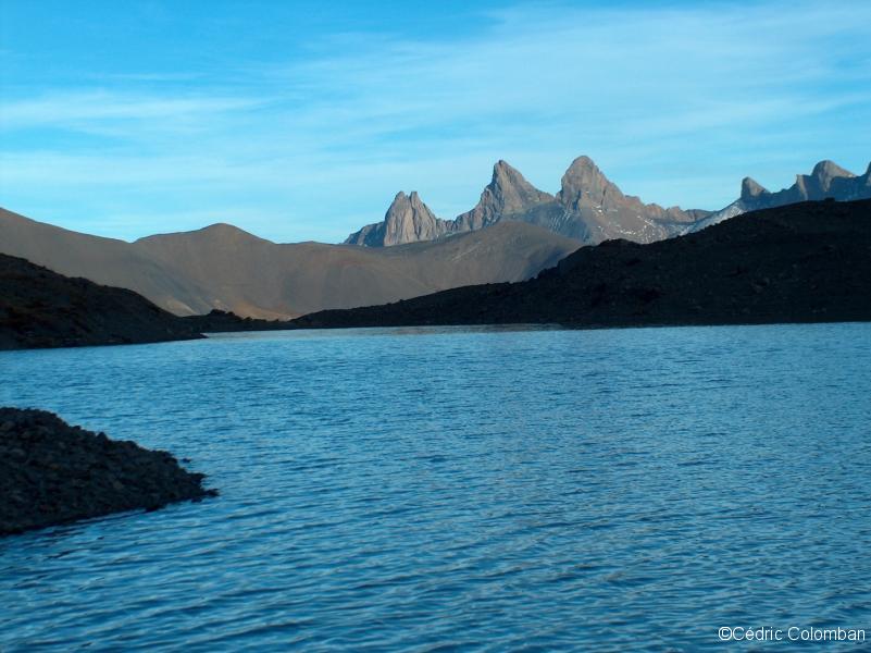Le Lac des Quirlies et les Aiguilles d'Arves.