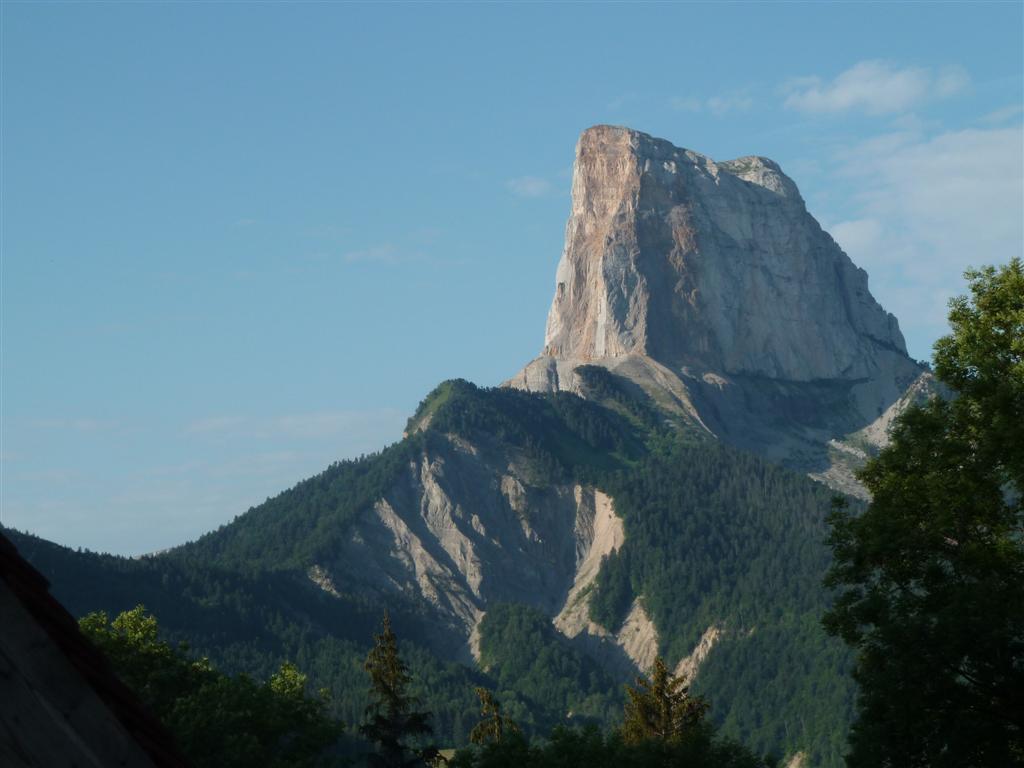 Le Mont Aiguille depuis une terrasse de Chauplane
