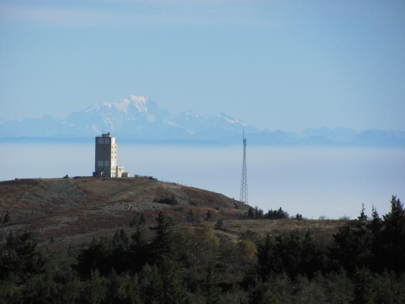 Le Mont Blanc émerge de la brume