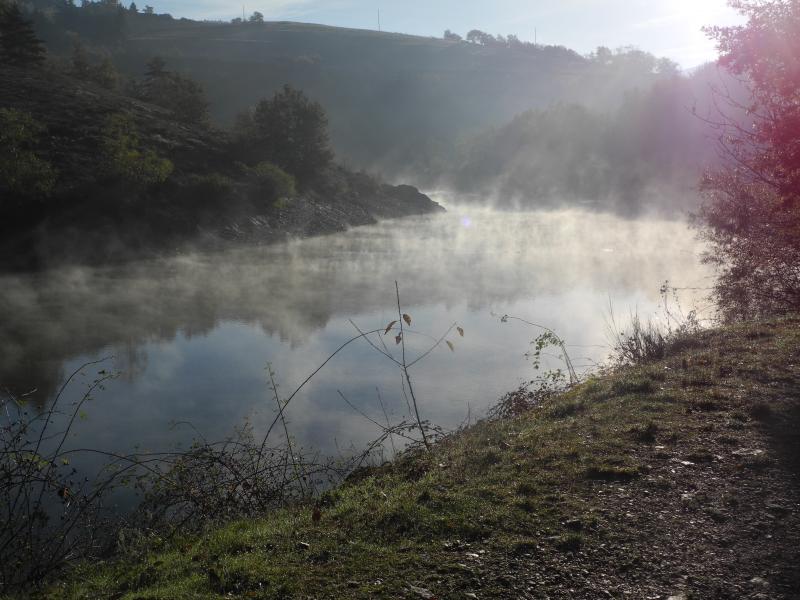 Le lac dans ses brumes