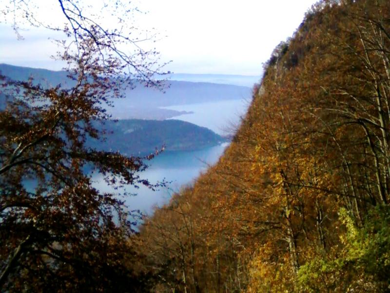 Le lac se dévoile