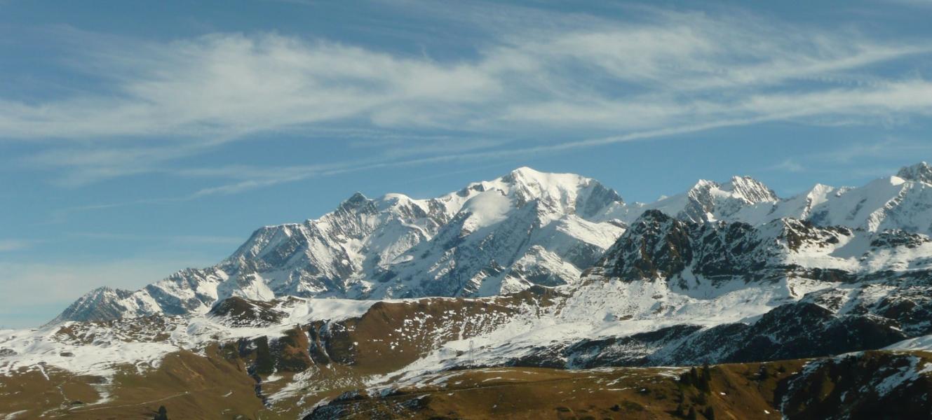 Le massif de rocs et de glaces apparait