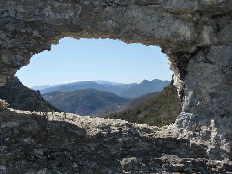 Le mont Ventoux à travers l'ouverture