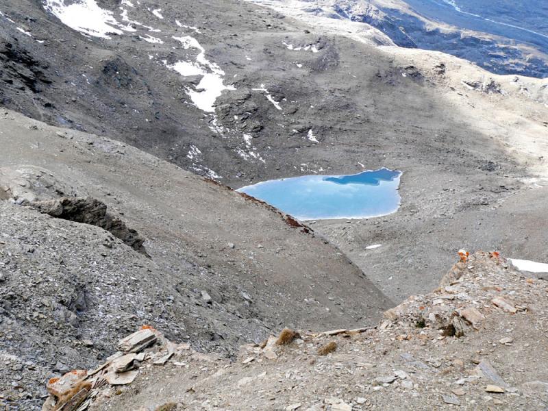 Le petit lac sous le col de la Lose