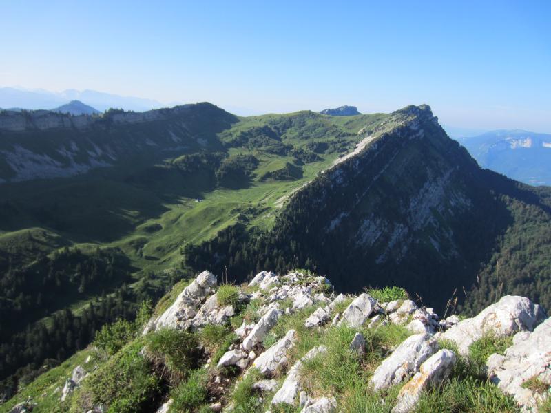 Le refuge d'Hurtières sous le Rocher de Lorzier