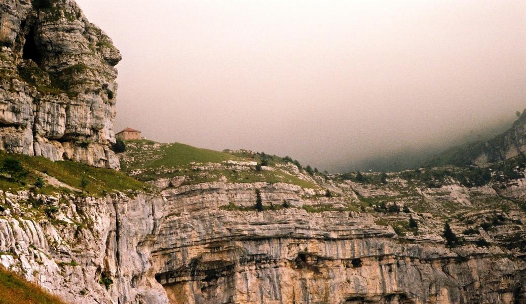Le refuge dans les falaises