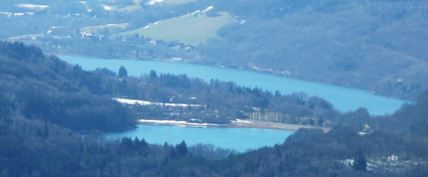 Les lacs au loin scintillent