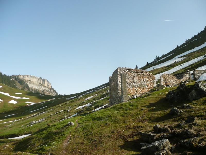 Les restes du habert des Ayes