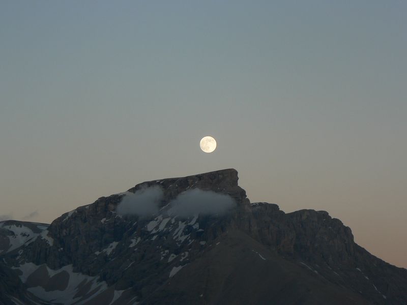 Lever de lune sur le Pic de Bure