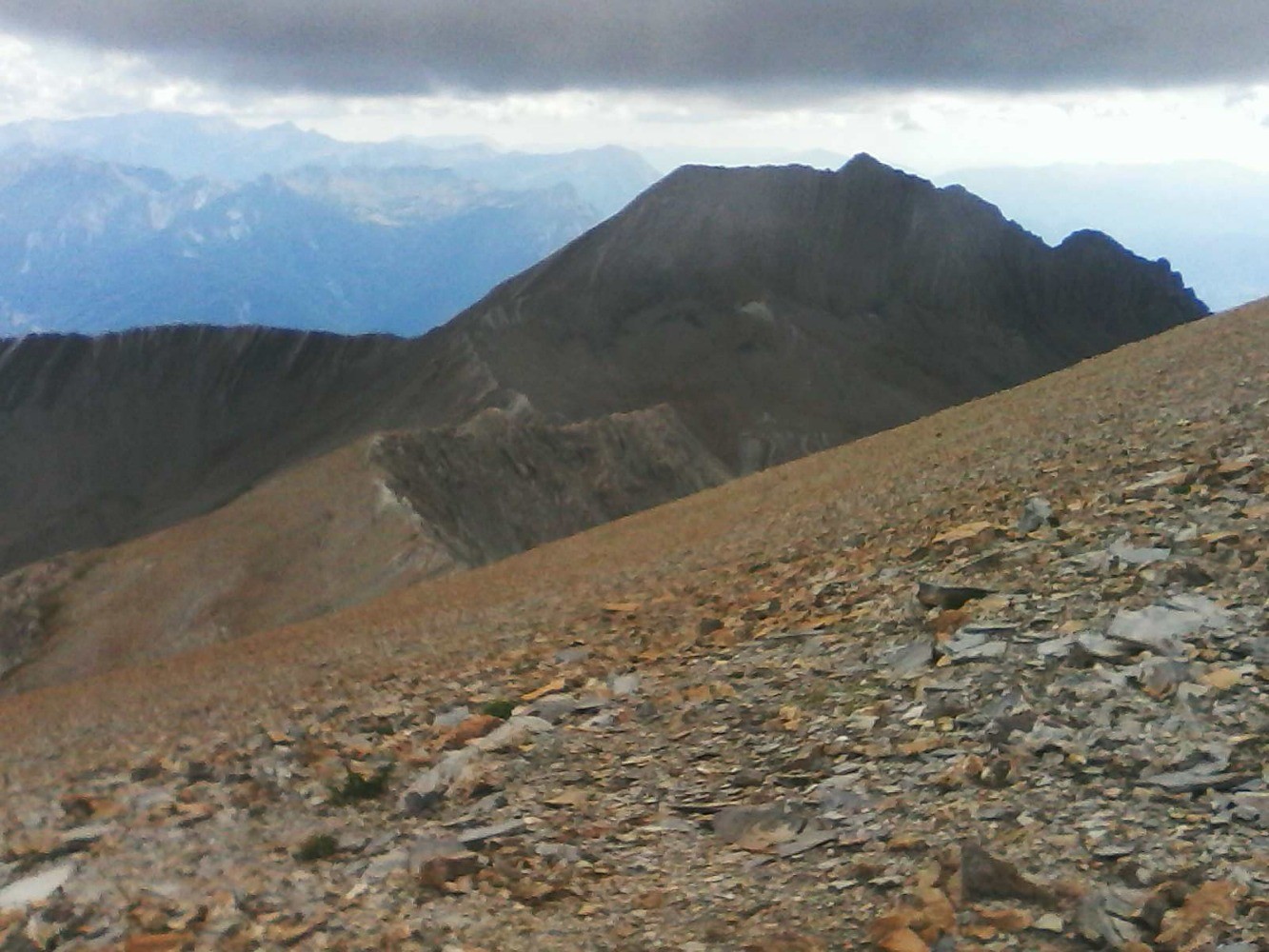 l'arÃªte nord (montÃ©e) et l'arÃªte est (descente) se superposent presque sur cette photo