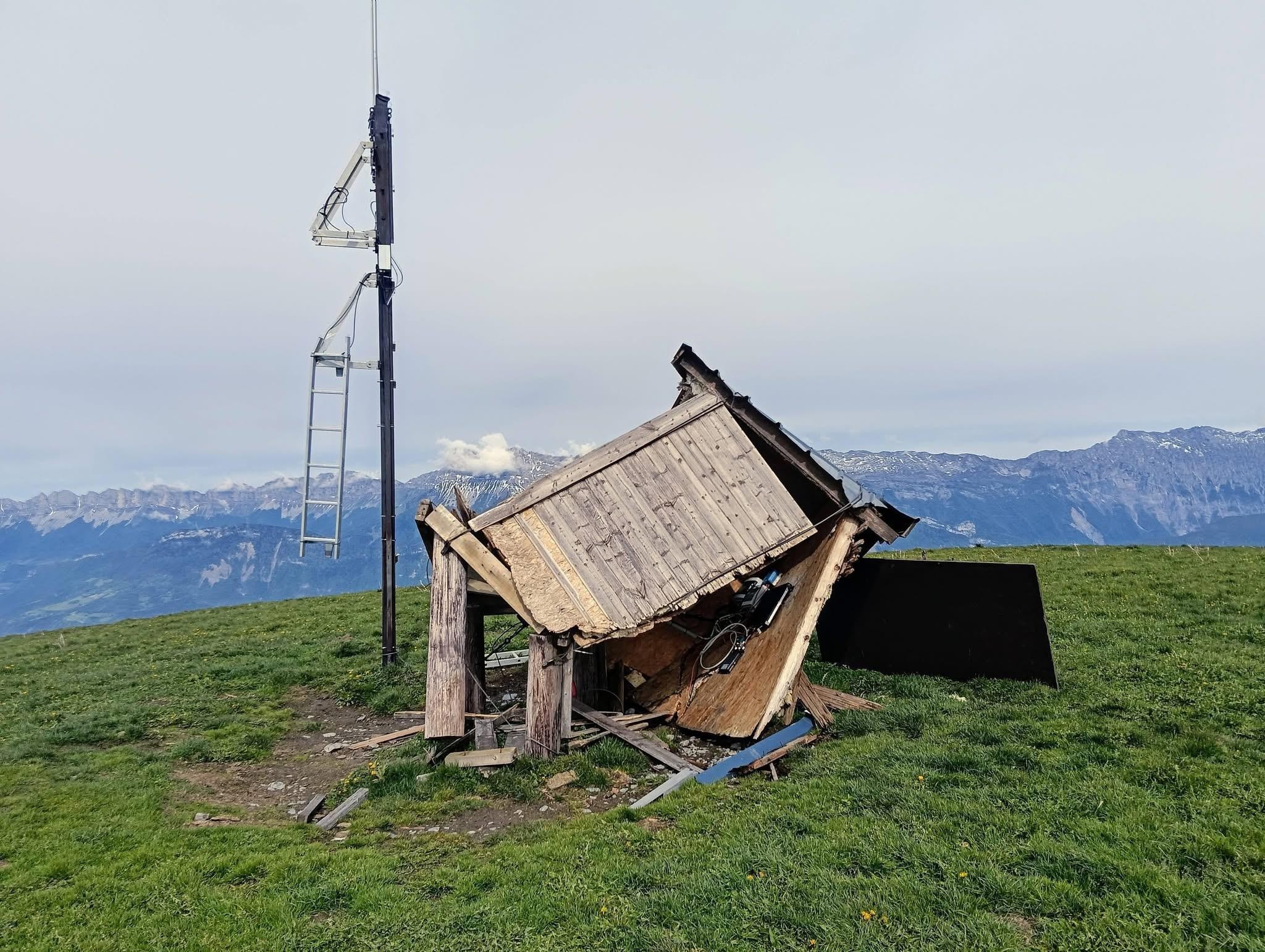 L'effondrement de la cabane sur des pattes de poule