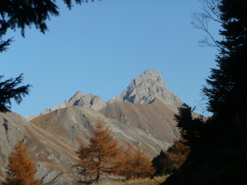 l'aiguille percée dans la trouée