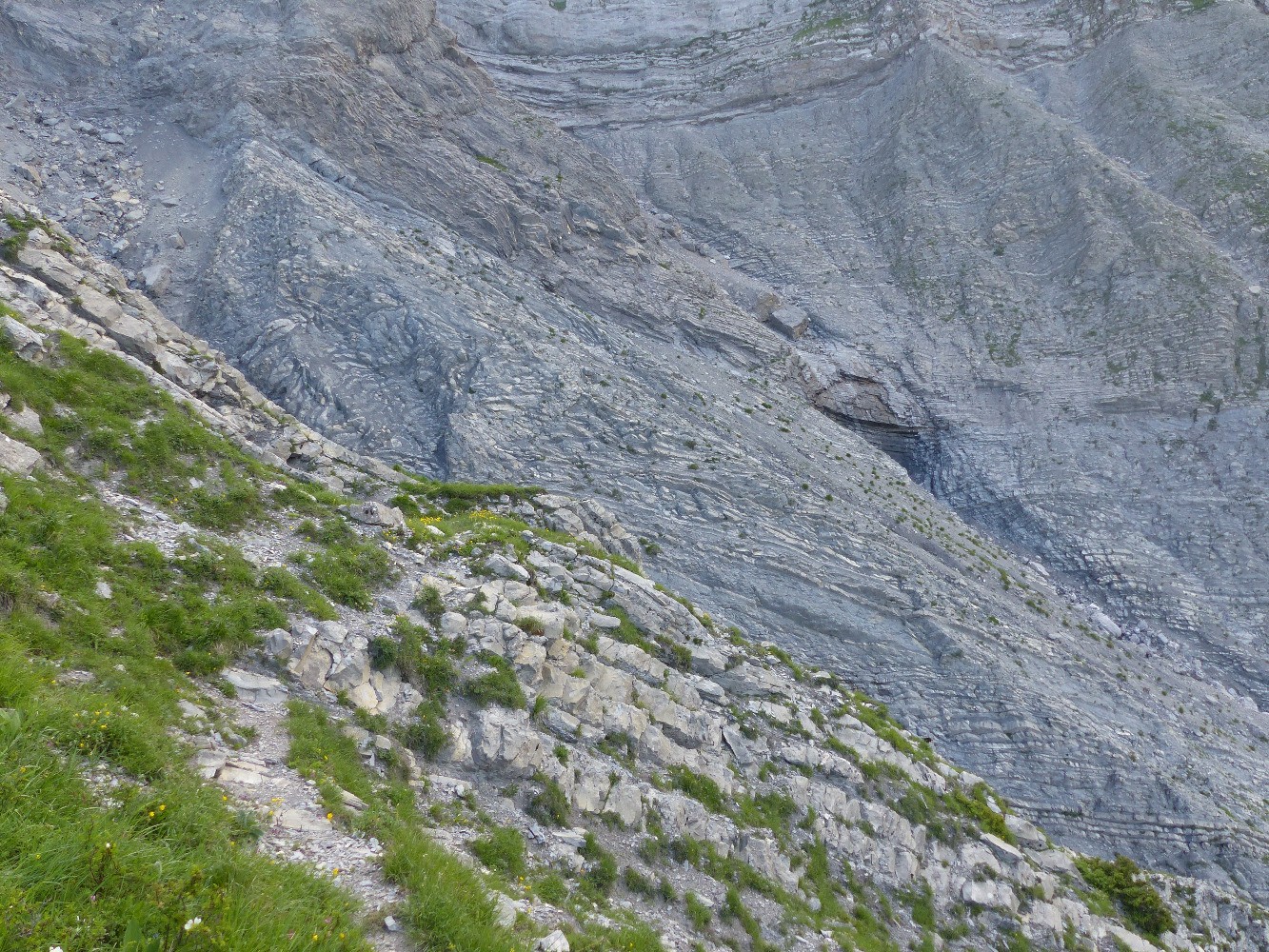 On distingue le passage sous le gros rocher de l'autre cotÃ©