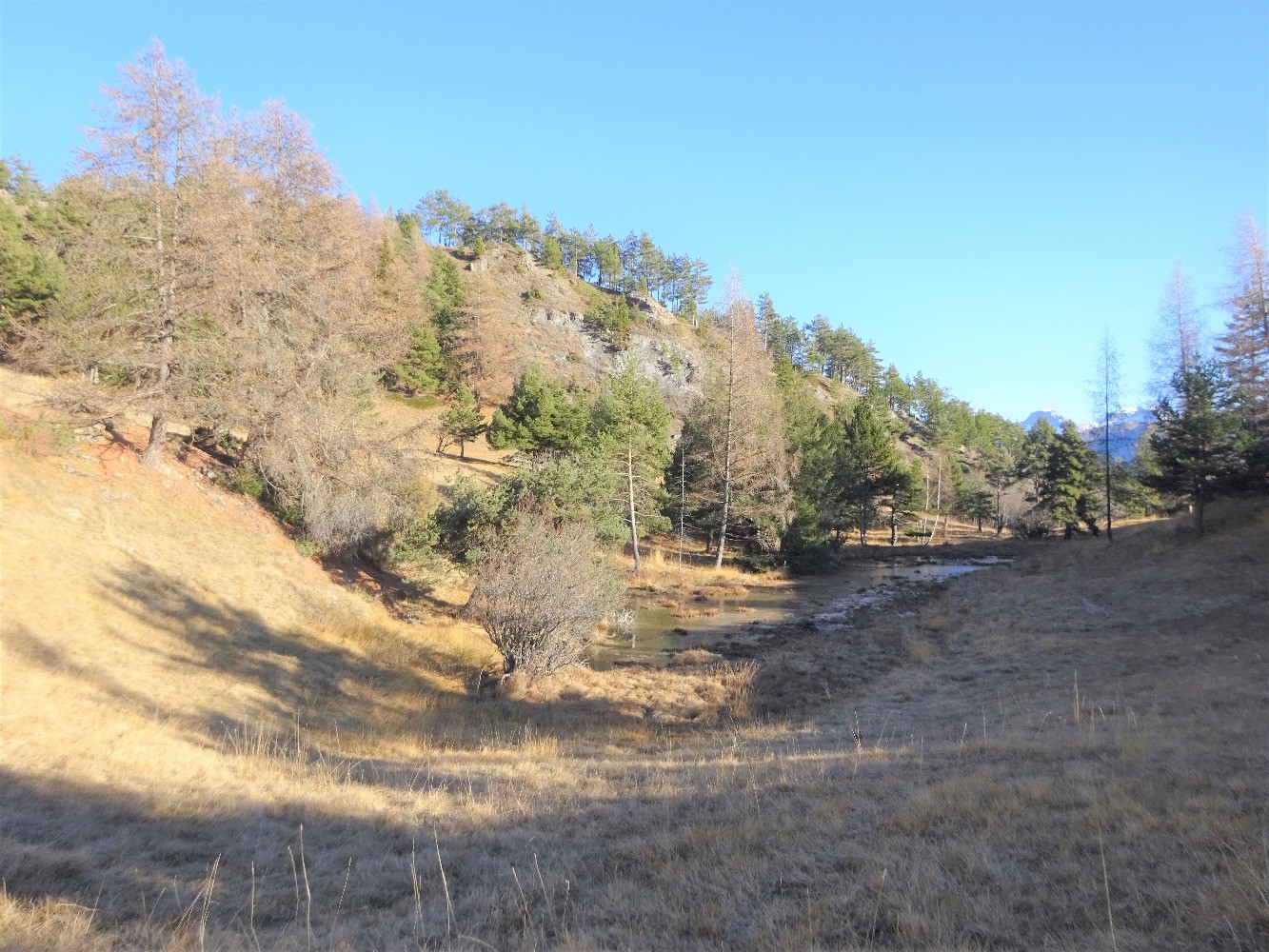La combe de Rousson avec son petit Ã©tang.