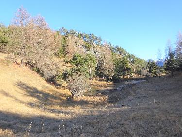 La combe de Rousson avec son petit Ã©tang.