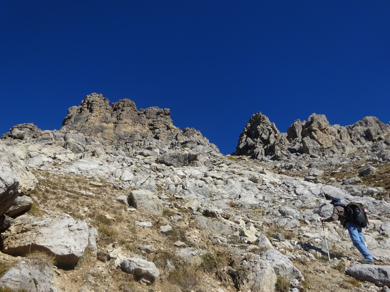 La crÃªte des Crousas. La croix des Crousas (2601 m) se trouve Ã  gauche.