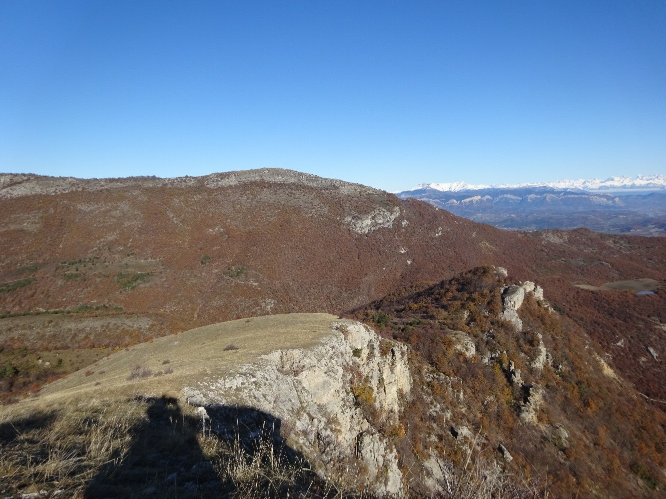 La crÃªte Nord du roc de Gloritte. Au fond, la crÃªte du Travers. Au loin, Bure et les Ecrins.
