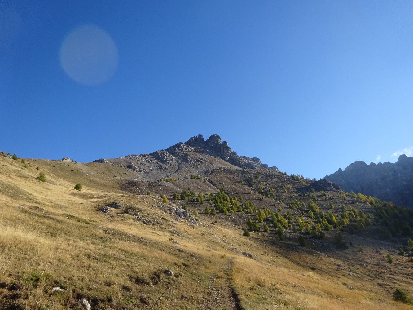 La croix des Crousas (2601 m) vue du sentier GR