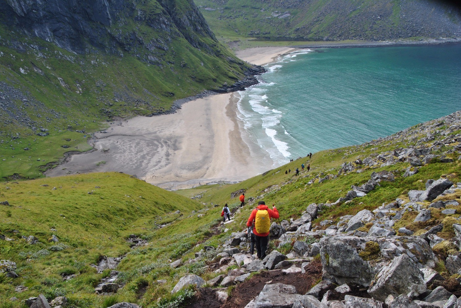 La descente, un peu glissante, vers la plage