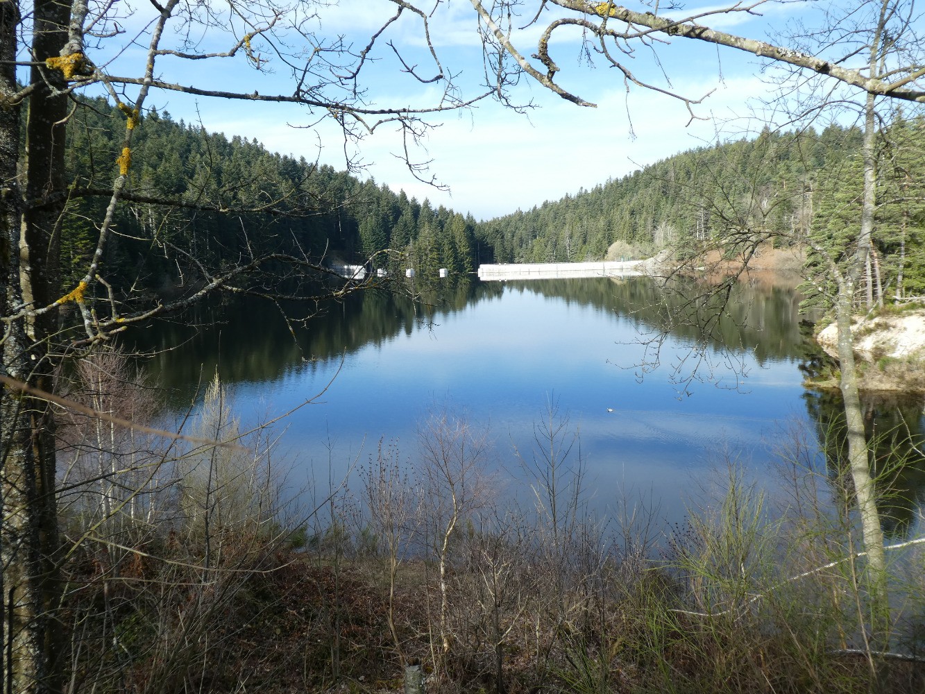 la digue depuis le bord du lac