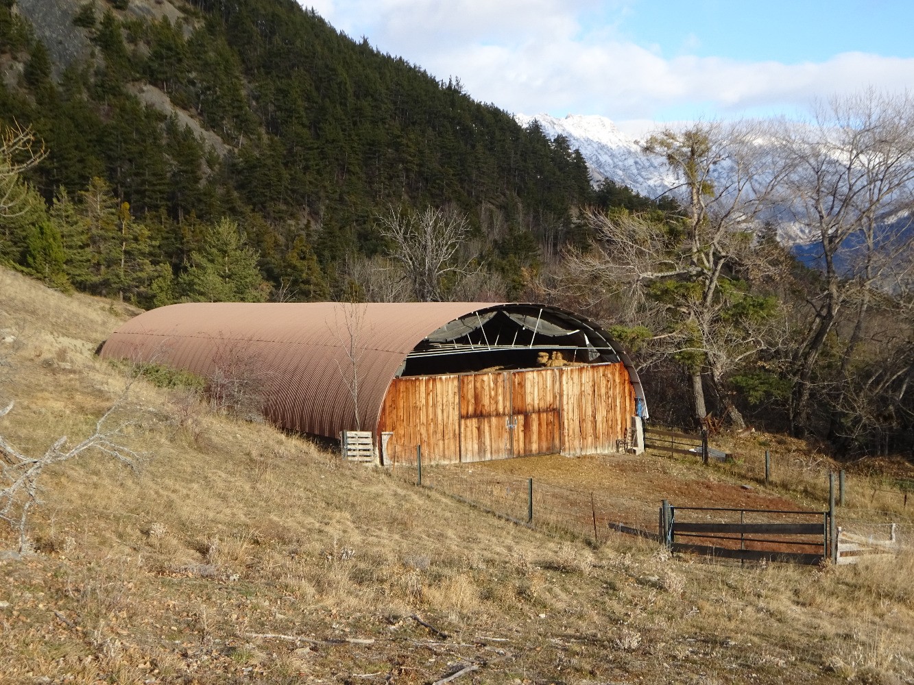 La grange situÃ©e au Nord-Ouest de BouzouliÃ¨res