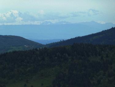 au zoom, au loin, vers l&apos;Est...