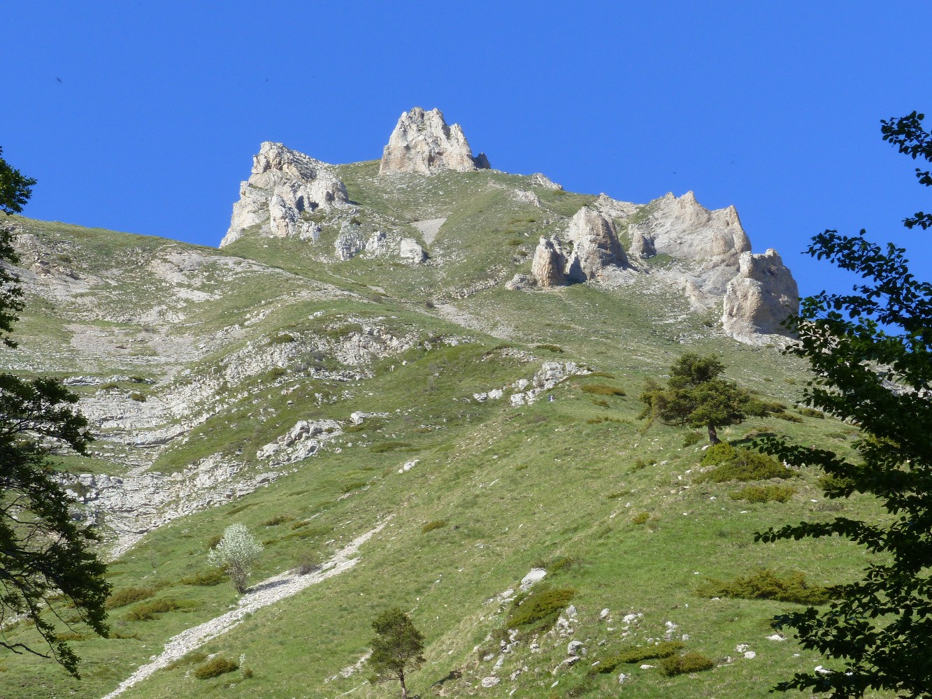 La montÃ©e vers le lac du Lauzon