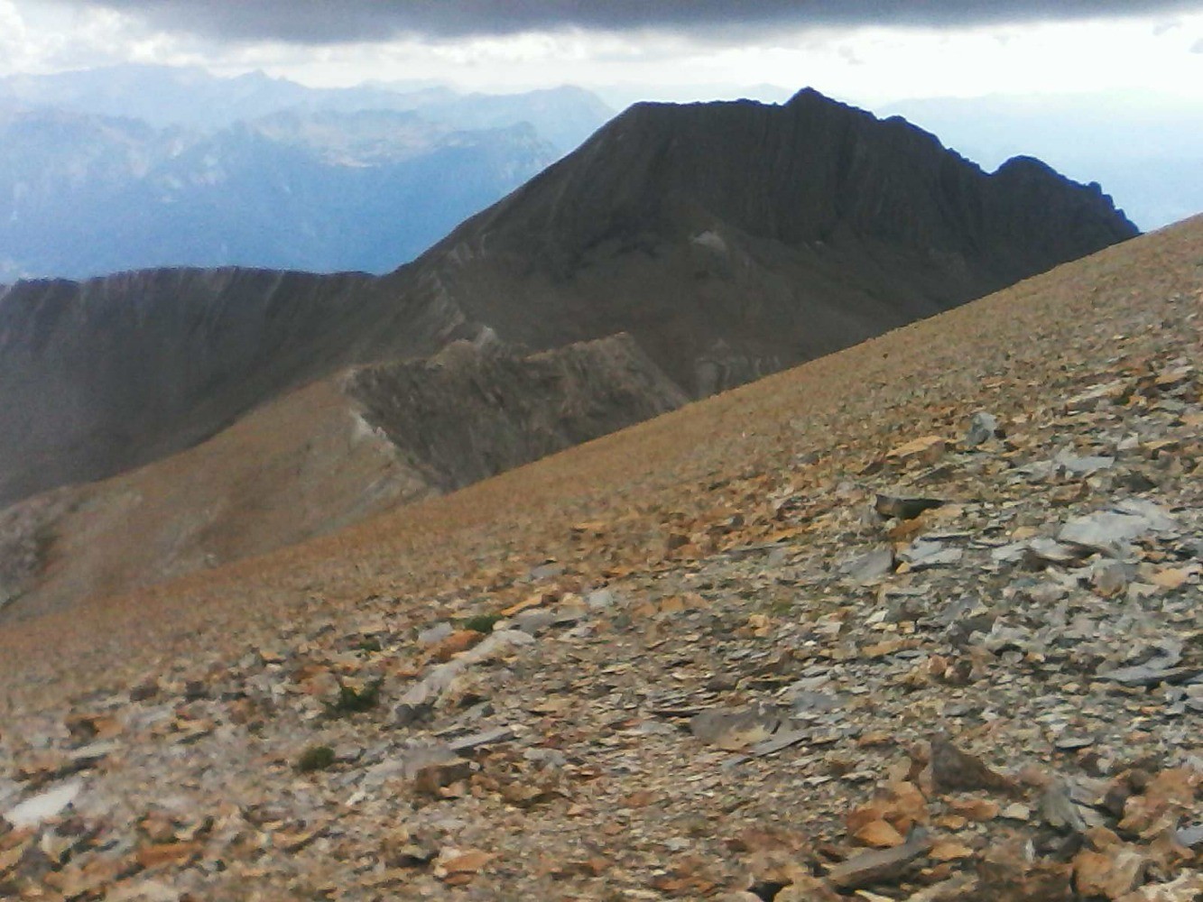 la pointe de serre depuis le mourre froid , et la longue crÃªte qui y mÃ¨ne ; en perspective l'arÃªte de descente de cette pointe et juste dessous Ã  D sur la photo ,l'arÃªte nord -est
