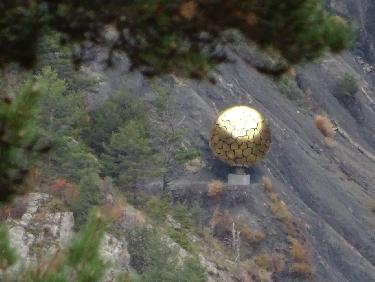 La sphÃ¨re dorÃ©e commÃ©morative du crash du 24 mars 2015