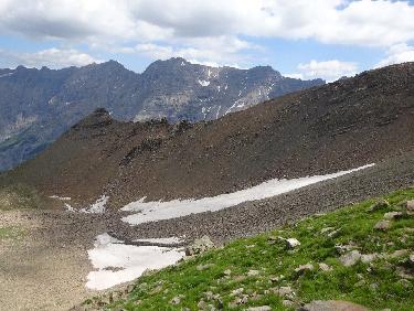 La tÃªte de Clausis Ã  gauche et la crÃªte de  montÃ©e vers la tÃªte du Clot situÃ©e Ã  droite