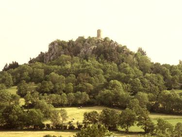 La tour de Roche-en-RÃ©gnier sur son piton rocheux