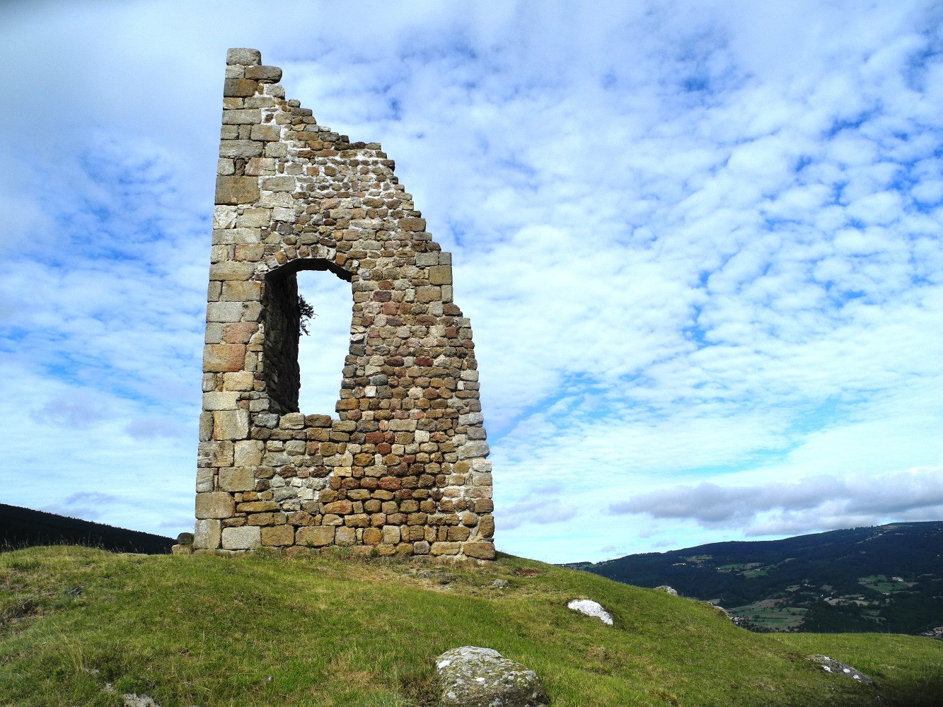 La tour ruinÃ©e de Montchal
