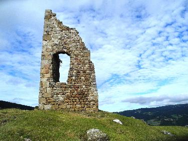 La tour ruinÃ©e de Montchal