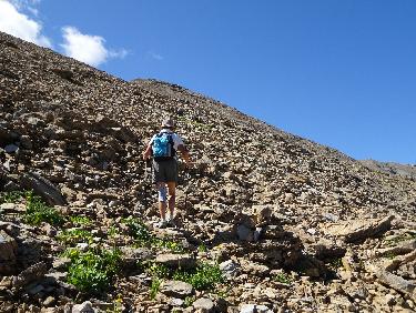 La trace cairnÃ©e dans le pierrier montant vers la crÃªte de la Dent