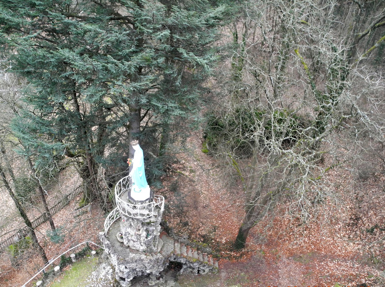 La vierge du haut de l'observatoire